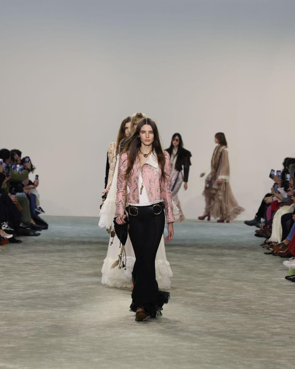 Il finale dello show fall-winter 2025/26 di Chloé (ph Francesc Ten/MFF)