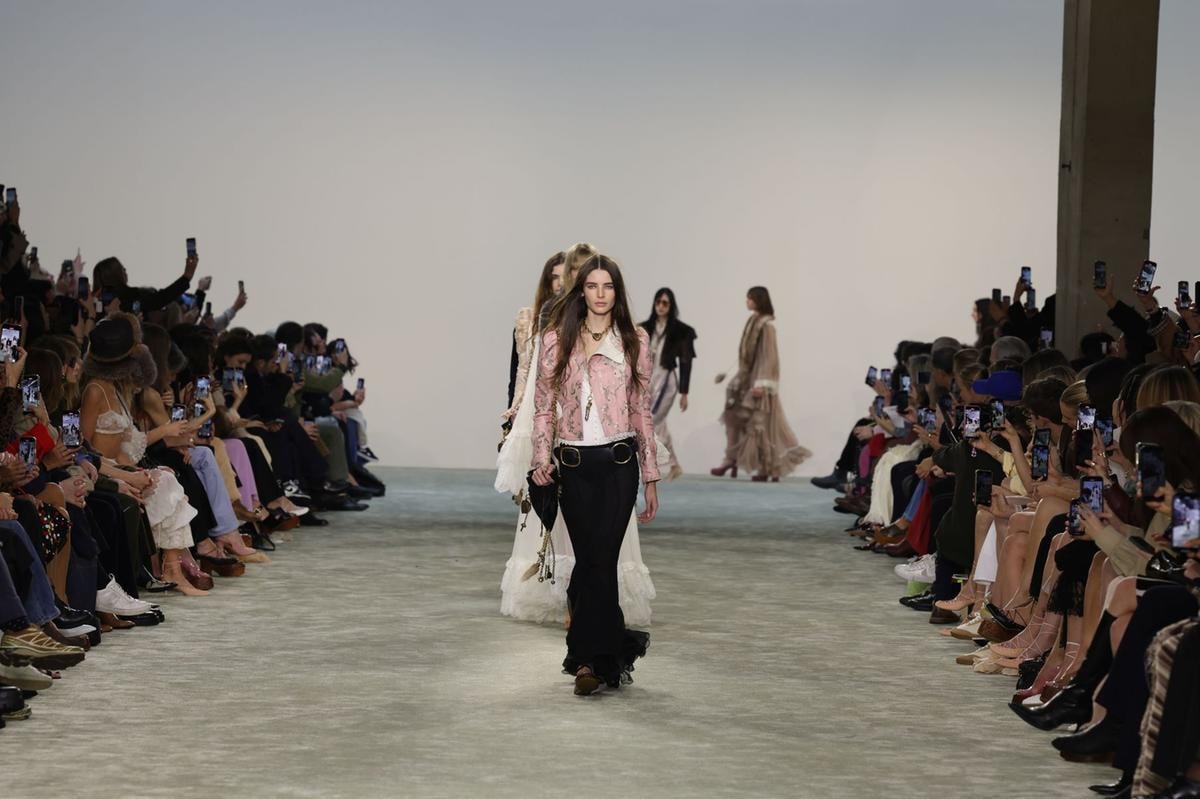Il finale dello show fall-winter 2025/26 di Chloé (ph Francesc Ten/MFF)