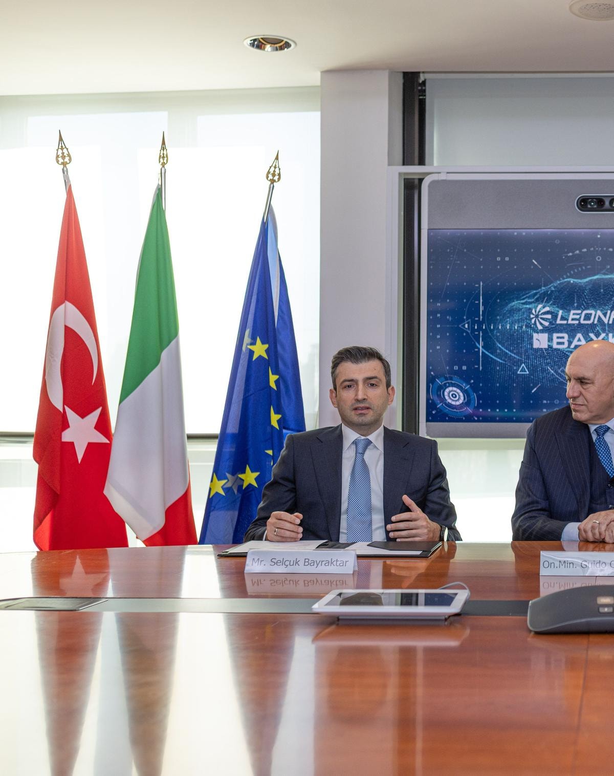 Da sinistra: il presidente di Baykar, Selçuk Bayraktar, il ministro della Difesa, Guido Crosetto, e il ceo di Leonardo, Roberto Cingolani