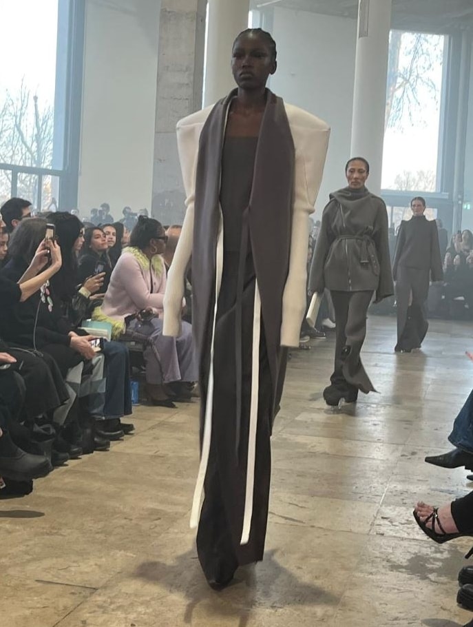 Un look Rick Owens fall-winter 2025/26 (ph Tommaso Palazzi)