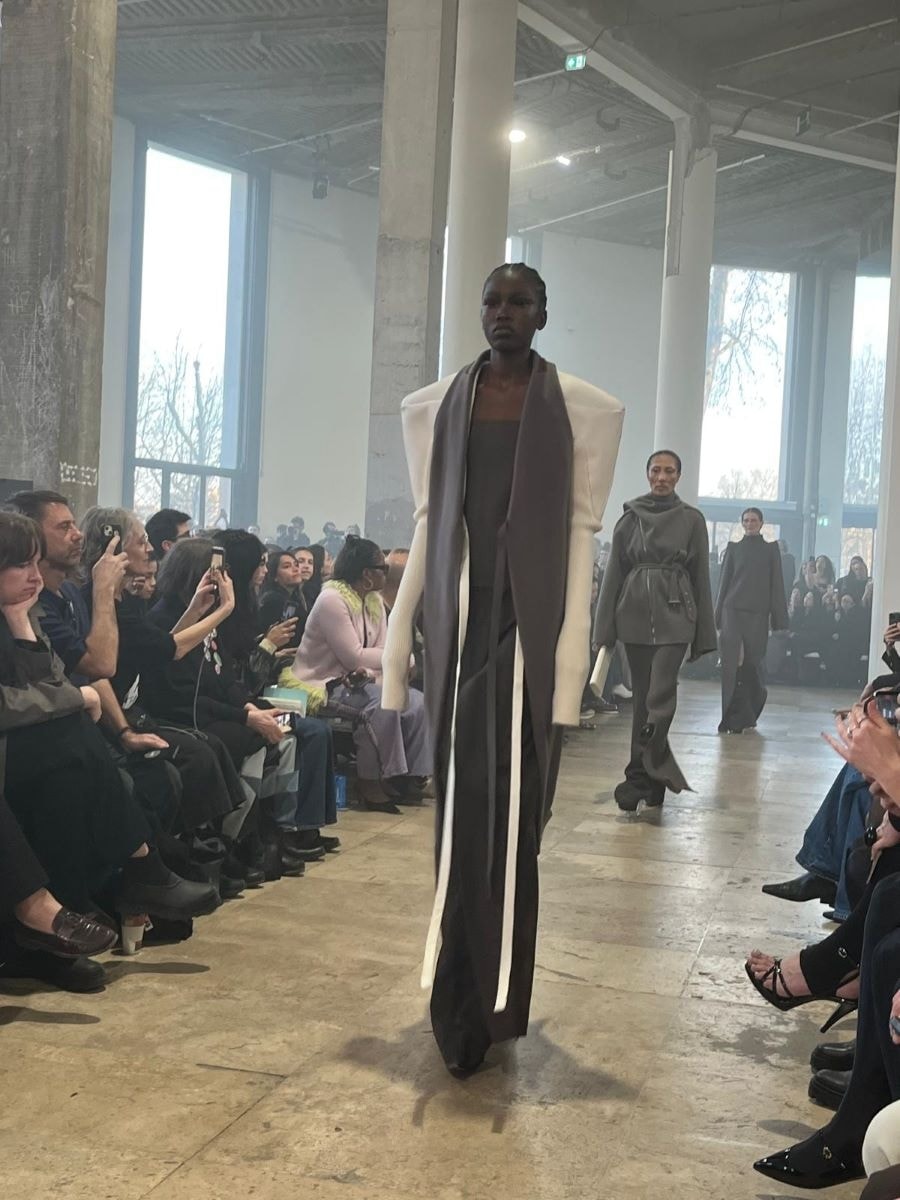 Un look Rick Owens fall-winter 2025/26 (ph Tommaso Palazzi)