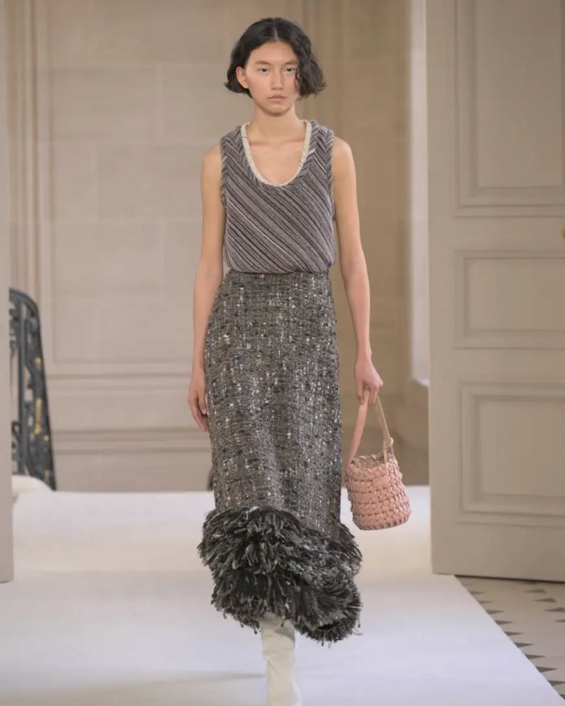 Un look Giambattista Valli fall-winter 2025/26 (ph Francesc Ten/MFF)