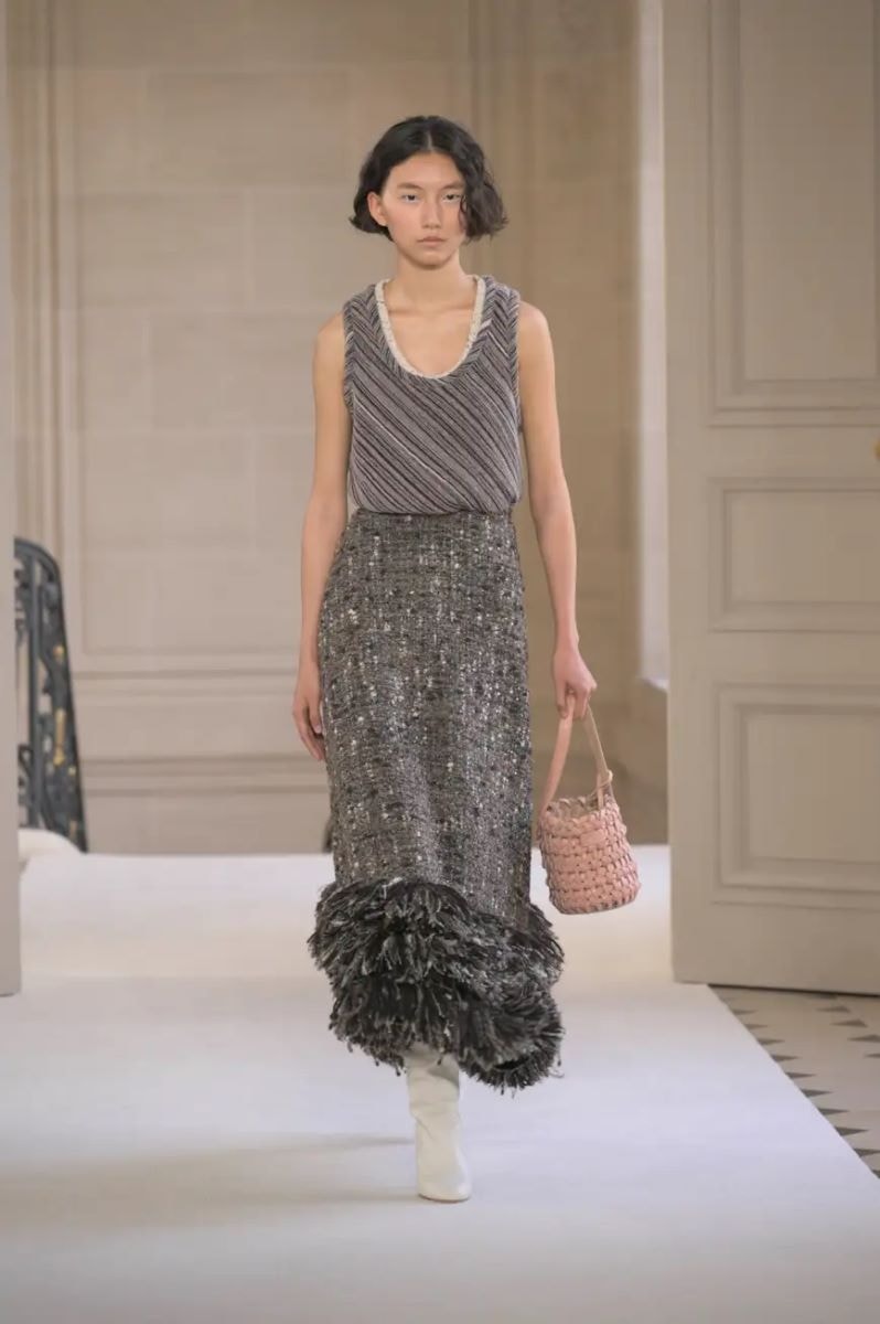 Un look Giambattista Valli fall-winter 2025/26 (ph Francesc Ten/MFF)