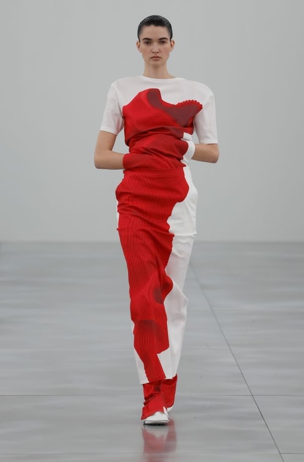 Un look Issey Miyake fall-winter 2025/26 (ph Francesc Ten/MFF)