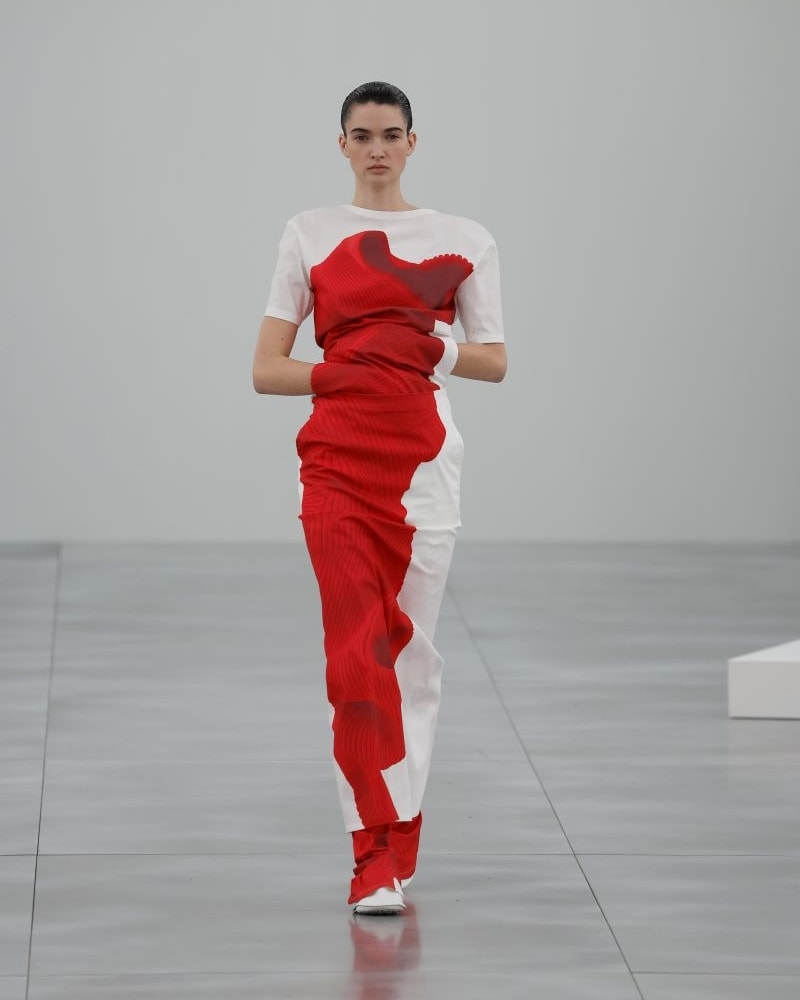 Un look Issey Miyake fall-winter 2025/26 (ph Francesc Ten/MFF)