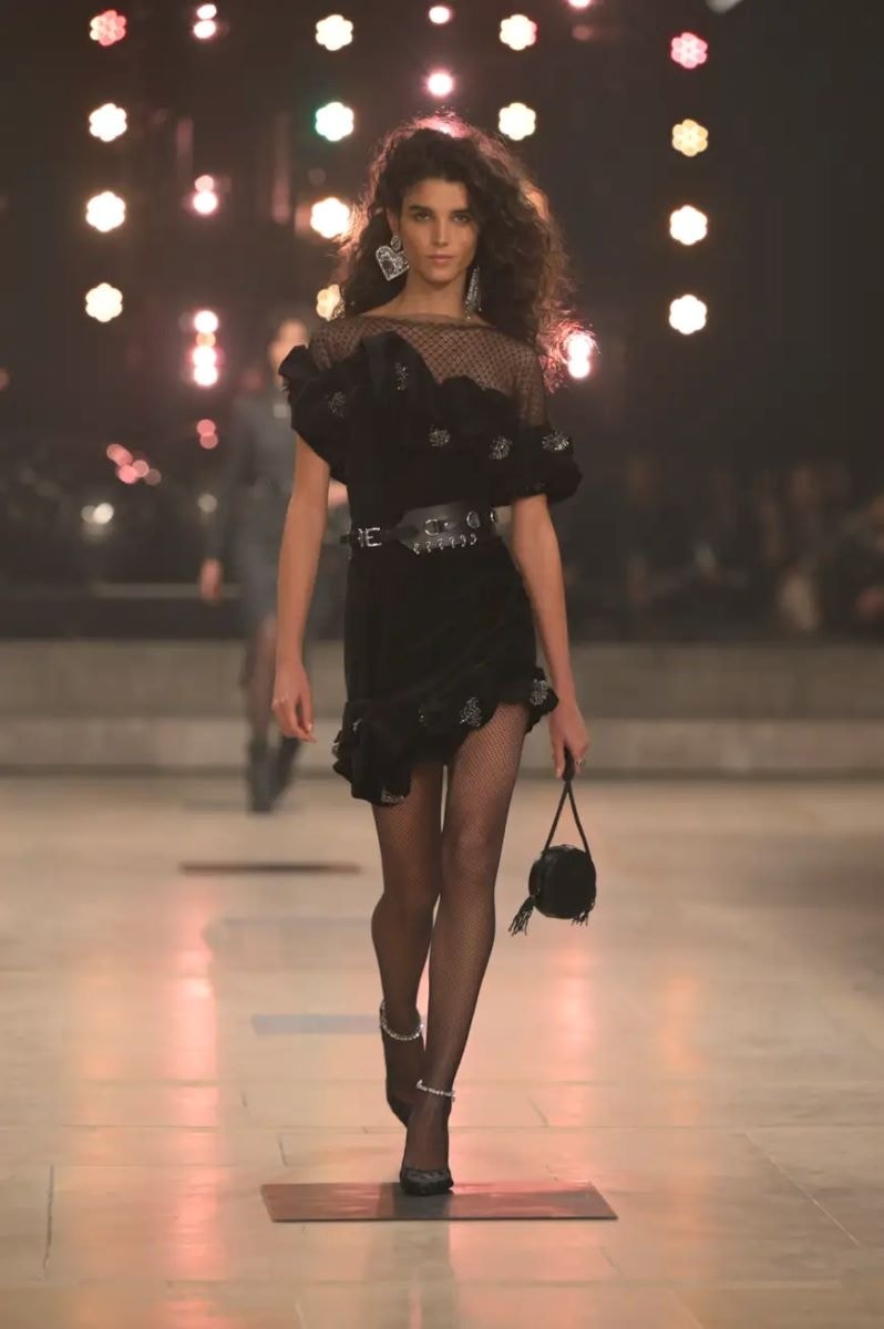 Un look Isabel Marant fall-winter 2025/26 (ph Francesc Ten/MFF)