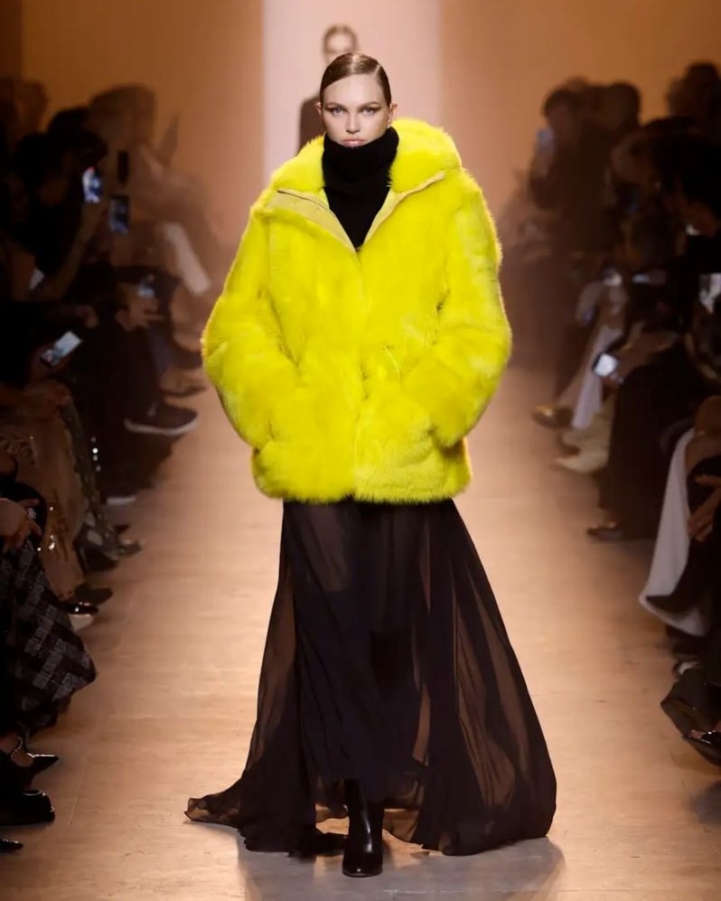 Un look Elie Saab fall-winter 202/26 (ph Francesc Ten/MFF)