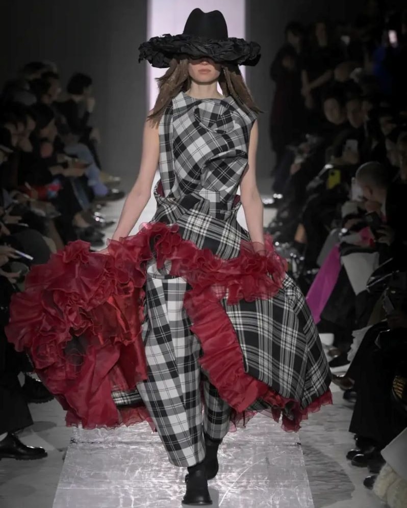 Un look Comme des garçons fall-winter 2025/26 (ph Francesc Ten/MFF)