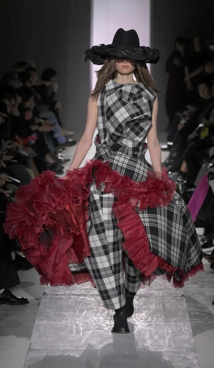 Un look Comme des garçons fall-winter 2025/26 (ph Francesc Ten/MFF)