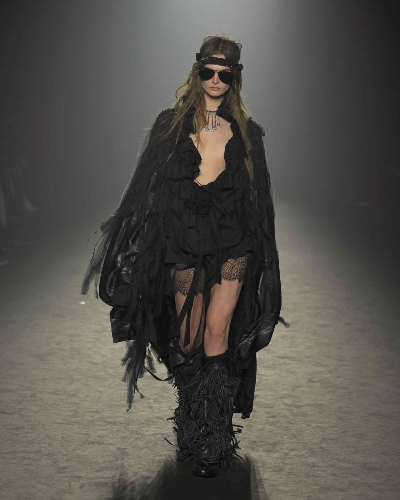 Un look Ann Demeulemeester fall-winter 2025/26 (ph Francesc Ten/MFF)