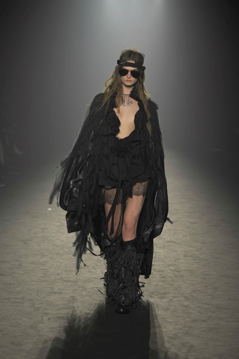 Un look Ann Demeulemeester fall-winter 2025/26 (ph Francesc Ten/MFF)