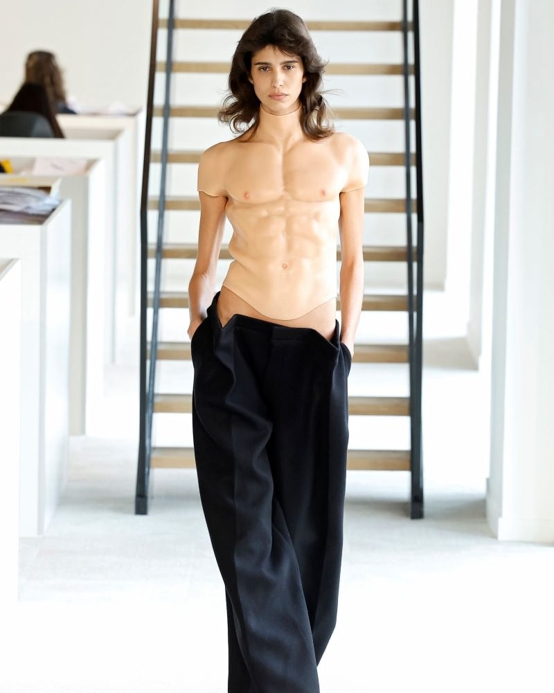 Un look Duran Lantink fall-winter 2025/26 (ph Francesc Ten/MFF)
