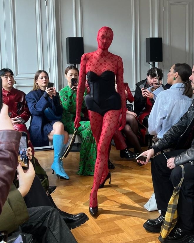 Un look Marine Serre fall-winter 2025/26 (ph Tommaso Palazzi)