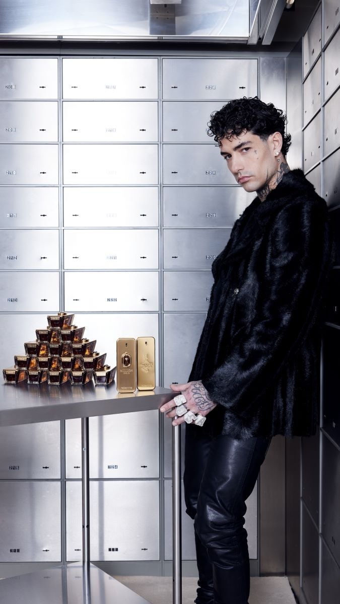 Tony Effe con le fragranze Rabanne (courtesy Rabanne)