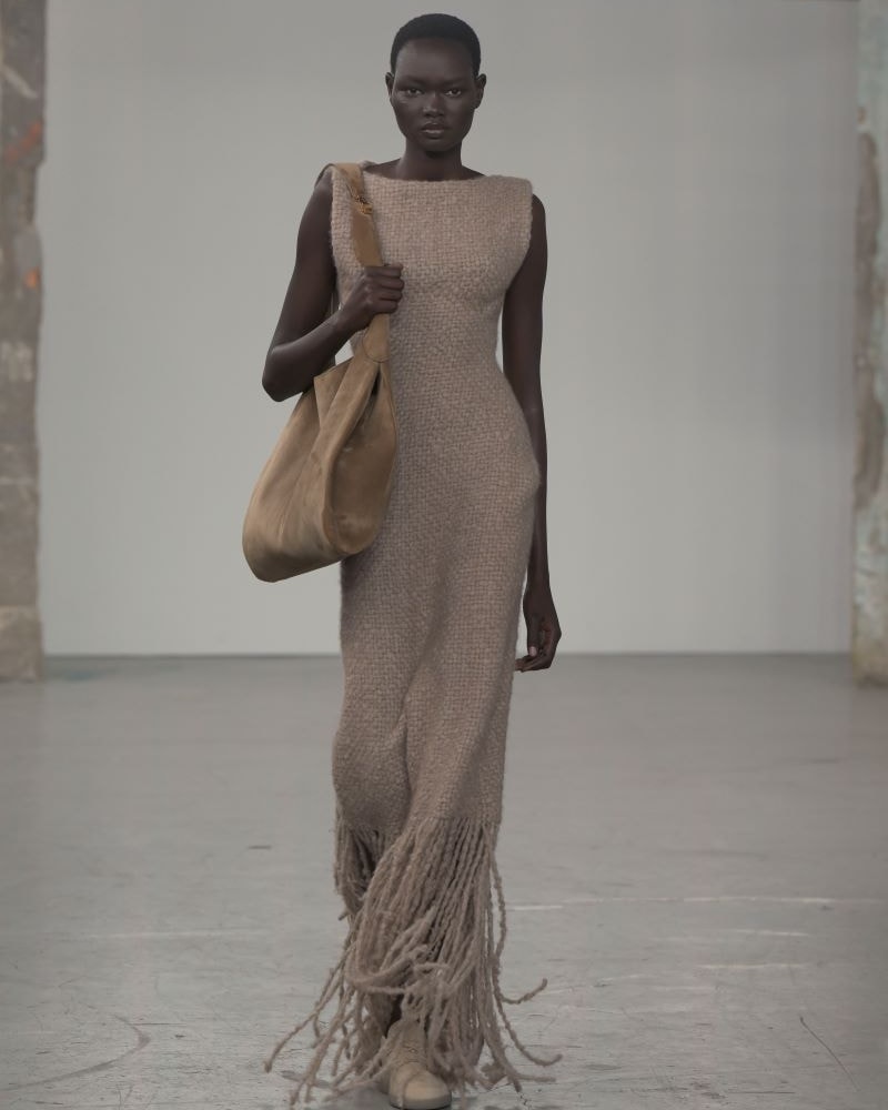 Un look Gabriela Hearst fall-winter 2'25/26 (ph Francesc Ten/MFF)