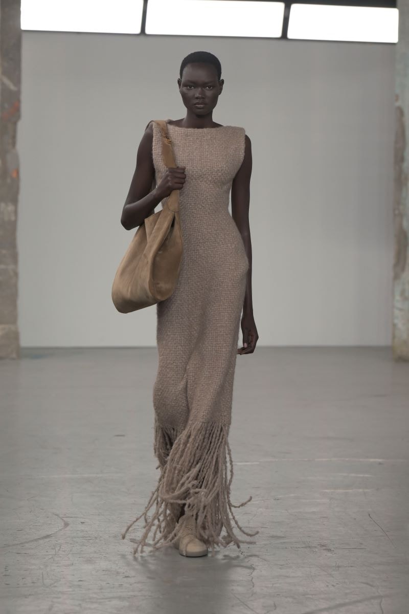 Un look Gabriela Hearst fall-winter 2'25/26 (ph Francesc Ten/MFF)