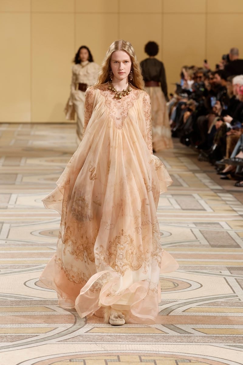 Un look Zimmermann fall-winter 2025/26 (ph Francesc Ten/MFF)