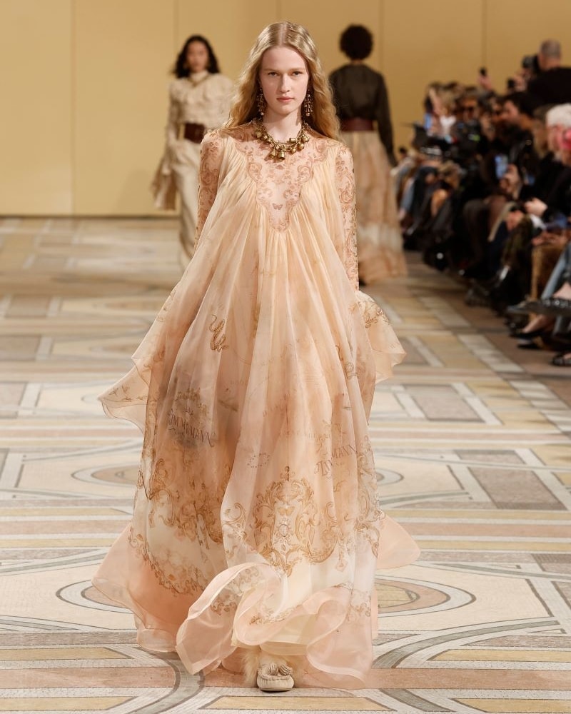 Un look Zimmermann fall-winter 2025/26 (ph Francesc Ten/MFF)