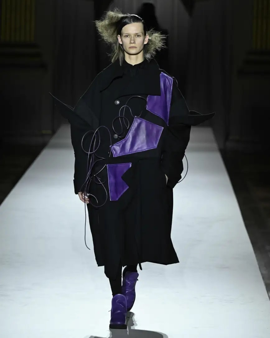 Un look Yohji Yamamoto fall-winter 2025/26 (ph Francesc Ten/MFF)