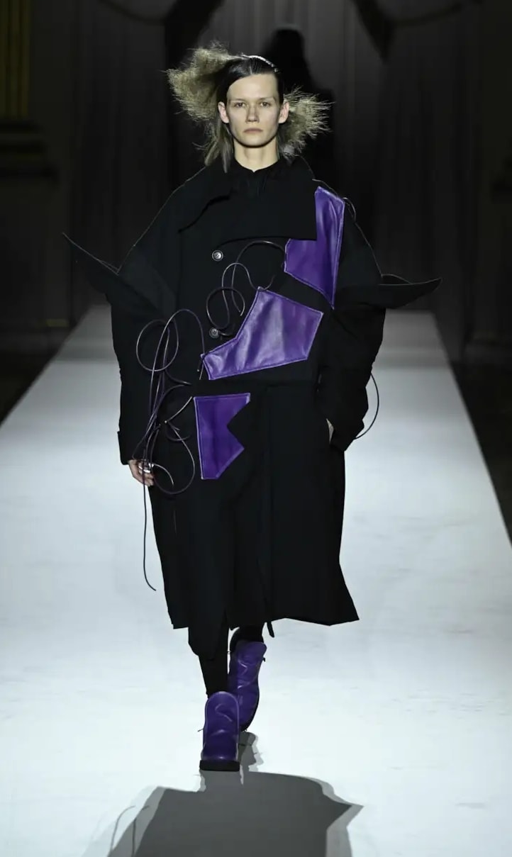 Un look Yohji Yamamoto fall-winter 2025/26 (ph Francesc Ten/MFF)