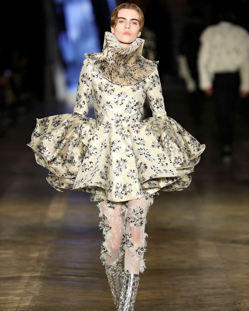 Un look McQueen fall-winter 2025/26 (ph Francesc Ten/MFF)