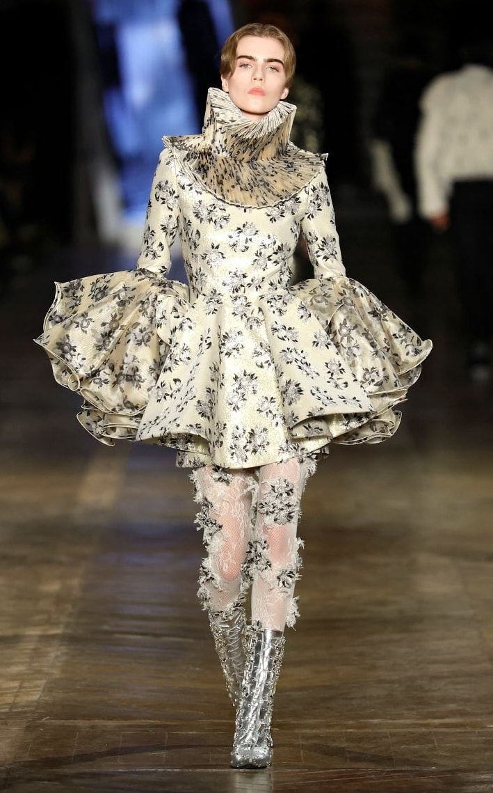 Un look McQueen fall-winter 2025/26 (ph Francesc Ten/MFF)