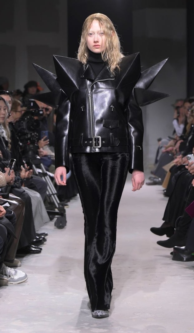 Un look Junya Watanabe fall-winter 2025/26 (ph Francesc Ten/MFF)