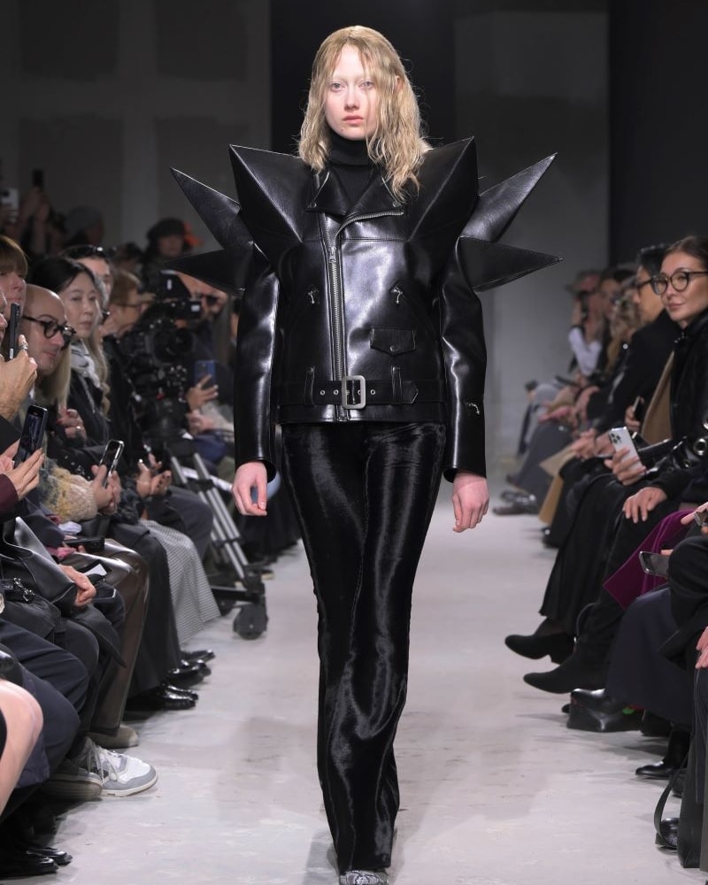 Un look Junya Watanabe fall-winter 2025/26 (ph Francesc Ten/MFF)