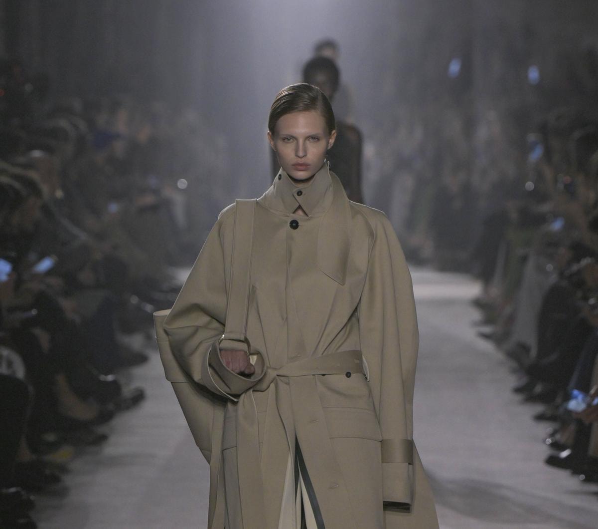 Un outfit Victoria Beckham fall-winter 2025/26 (ph Francesc Ten/MFF)