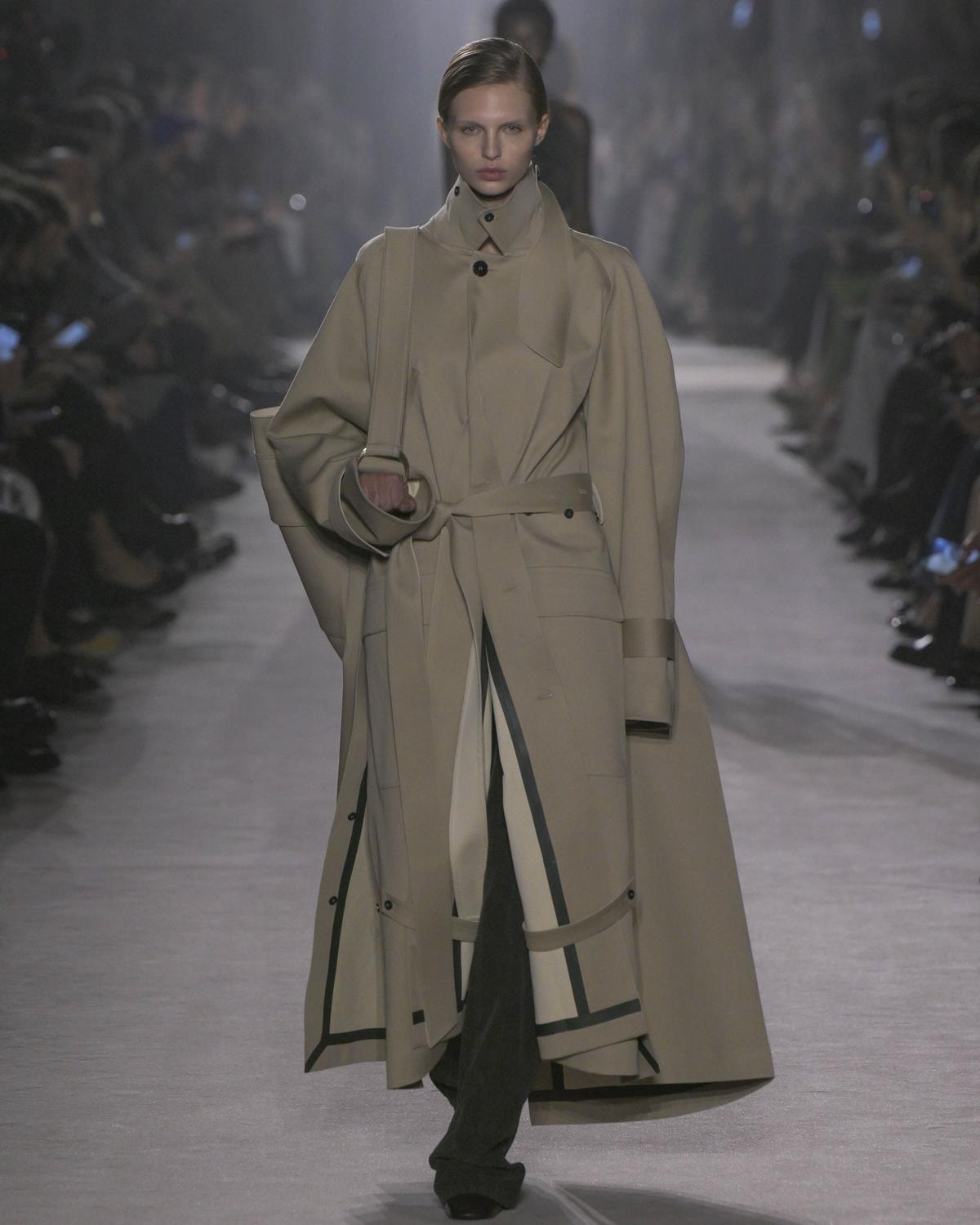 Un outfit Victoria Beckham fall-winter 2025/26 (ph Francesc Ten/MFF)
