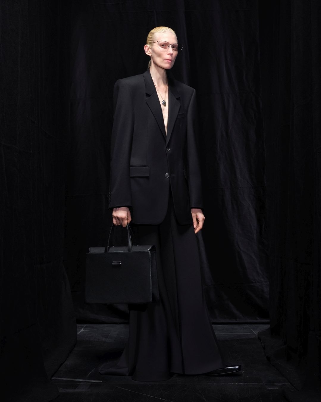 Un look Balenciaga fall-winter 2025/26 (courtesy Balenciaga)