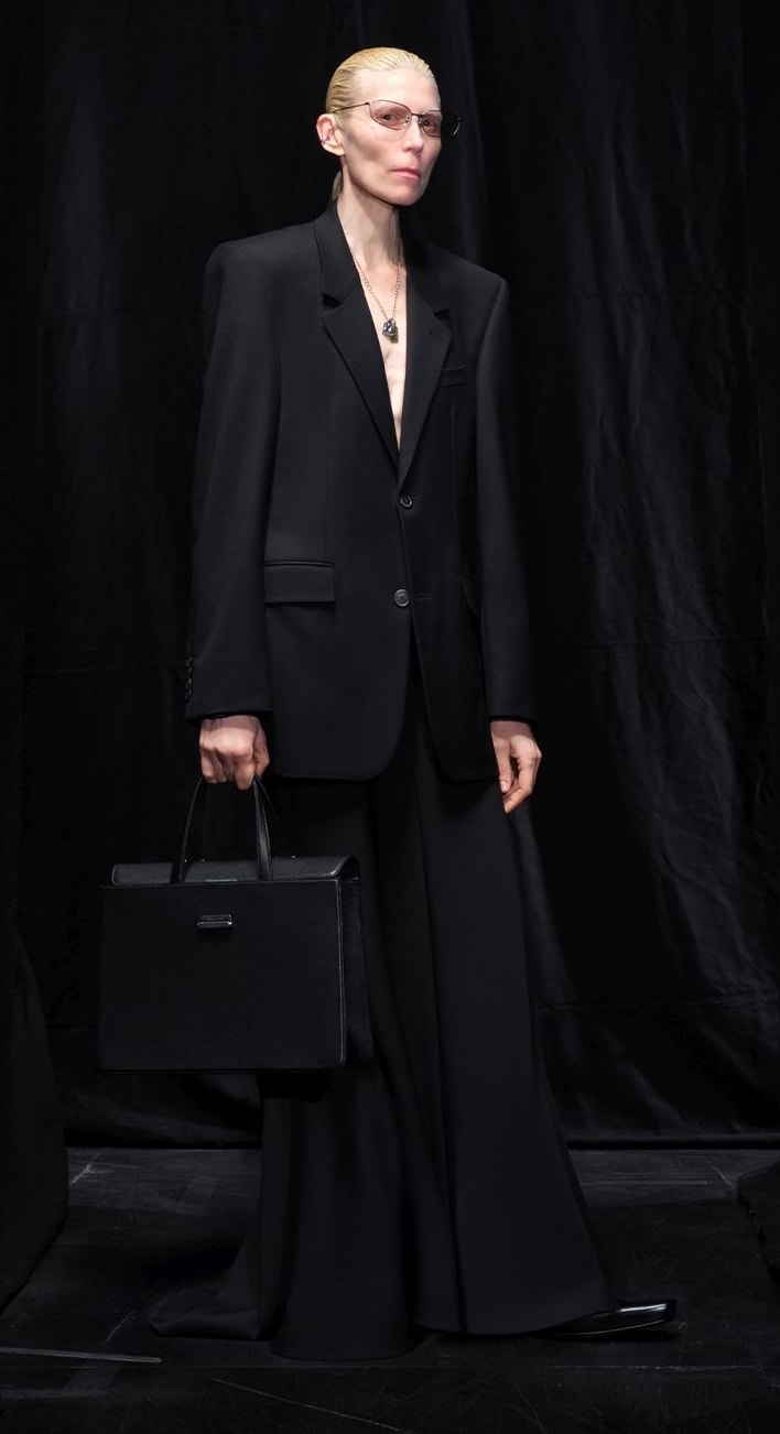 Un look Balenciaga fall-winter 2025/26 (courtesy Balenciaga)