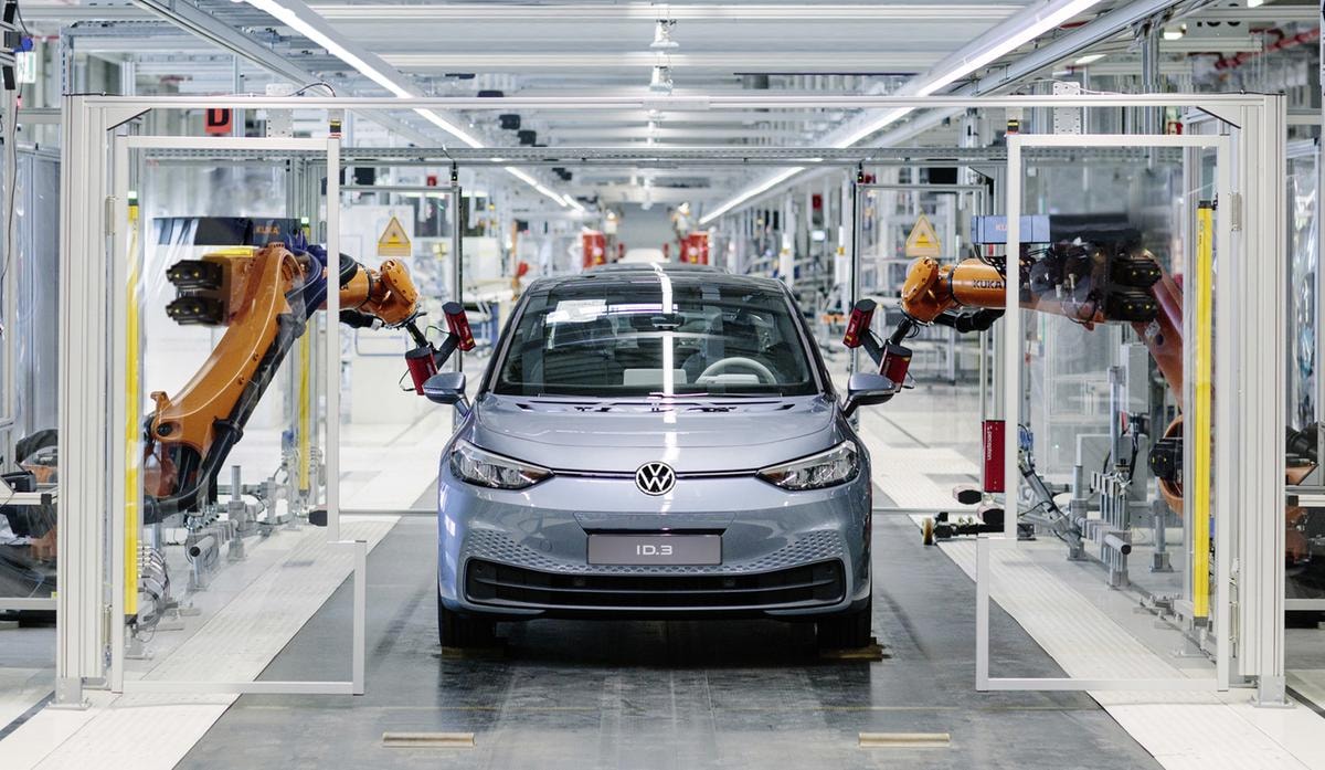 Volkswagen, l’utile 2024 crolla del 30%. Giù vendite, margini e dividendo. Stime prudenti per il 2025