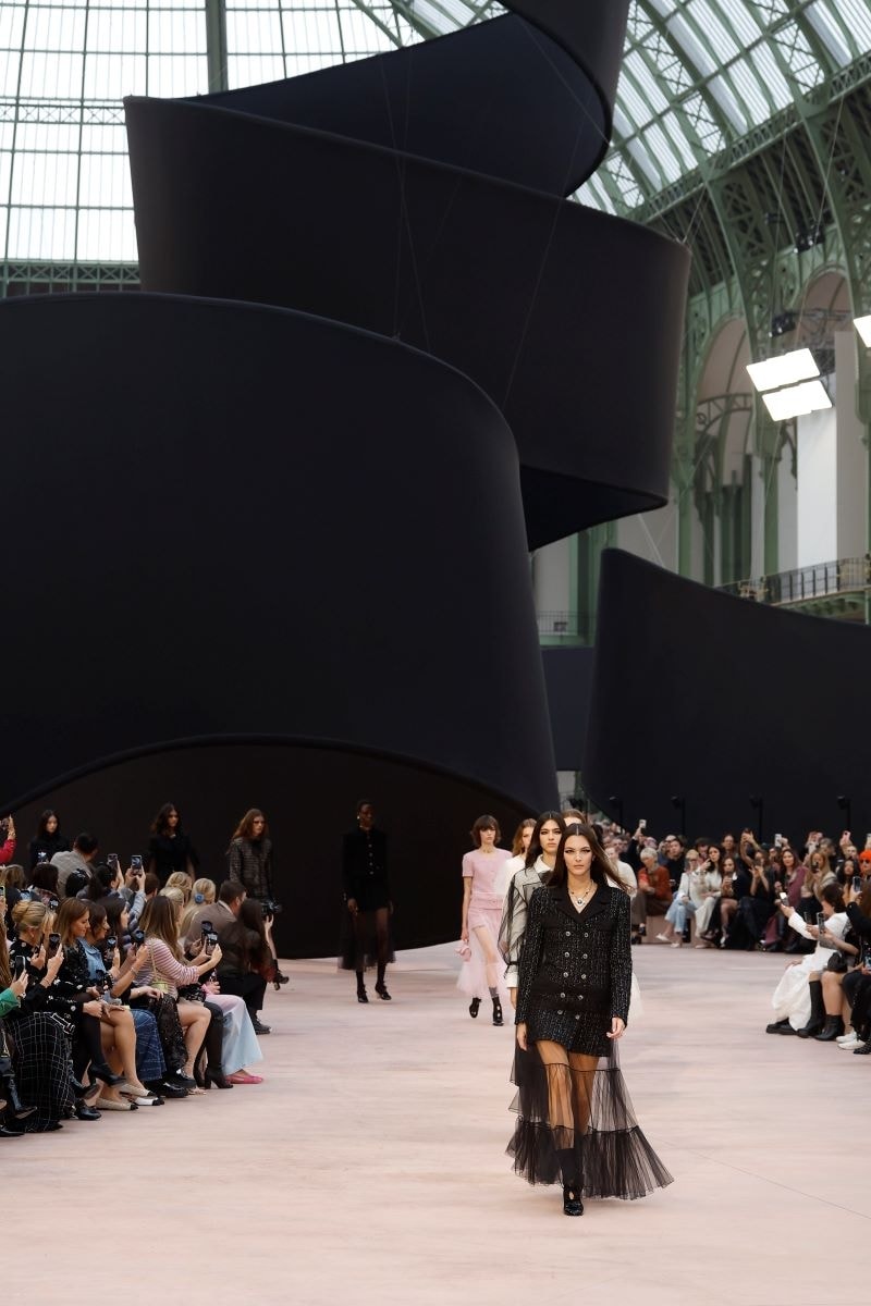 Il finale dello show di Chanel fall-winter 2025/26 (ph Francesc Ten/MFF)