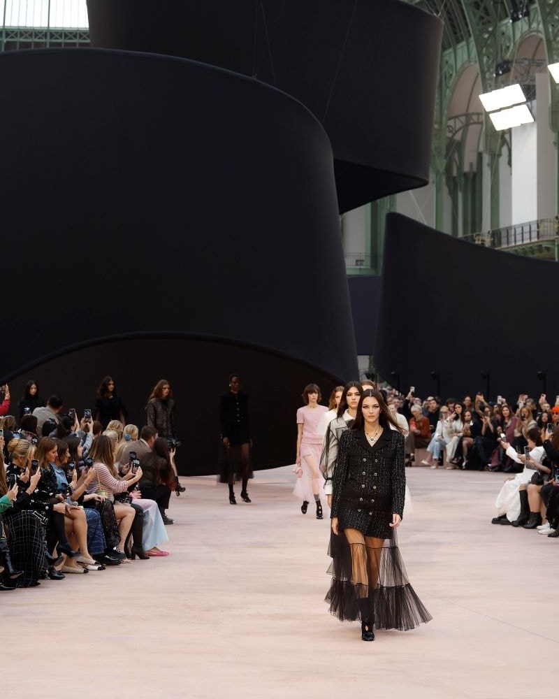 Il finale dello show di Chanel fall-winter 2025/26 (ph Francesc Ten/MFF)
