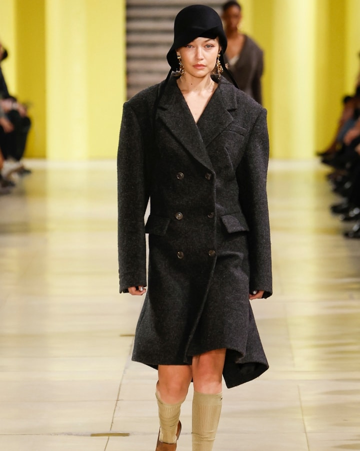 Gigi Hadid con indosso un look Miu Miu fall-winter 2025/26 (courtesy Miu Miu)