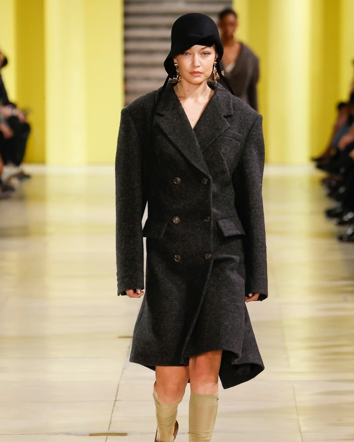 Gigi Hadid con indosso un look Miu Miu fall-winter 2025/26 (courtesy Miu Miu)