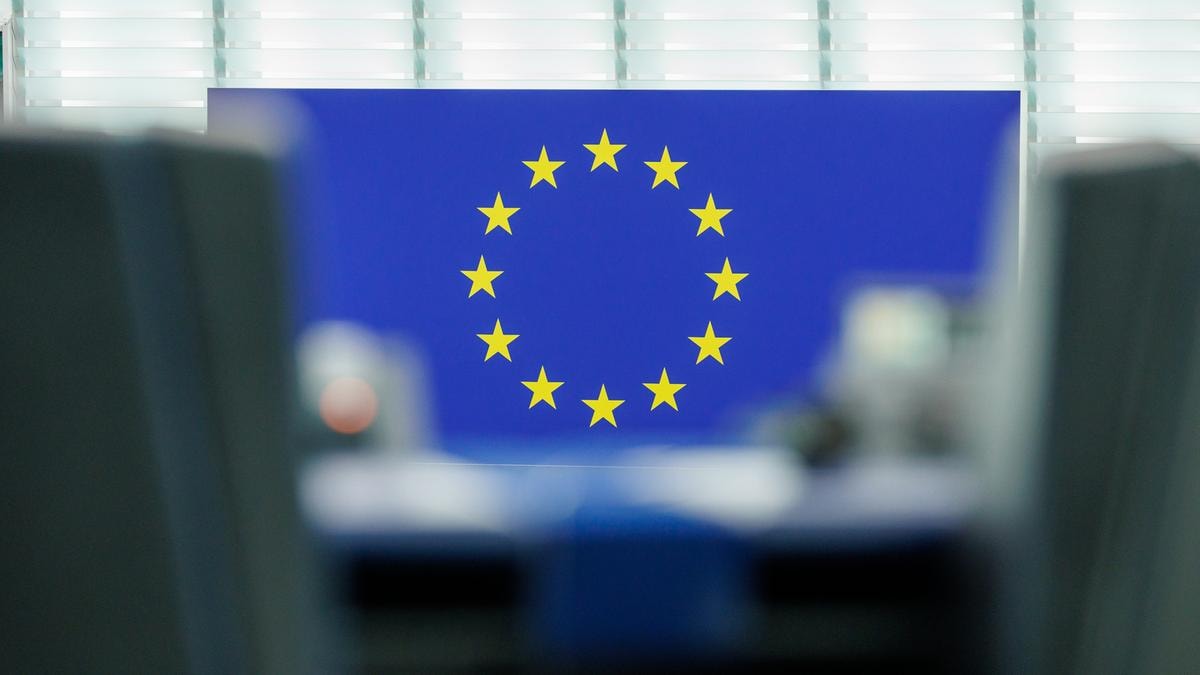 Difesa, via libera dal Parlamento Ue al piano di riarmo di Ursula von der Leyen. Il Pd si spacca