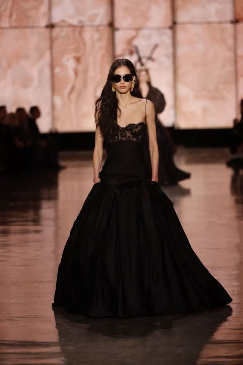 Un look Saint Laurent fall-winter 2025/26 (ph Francesc Ten/MFF)