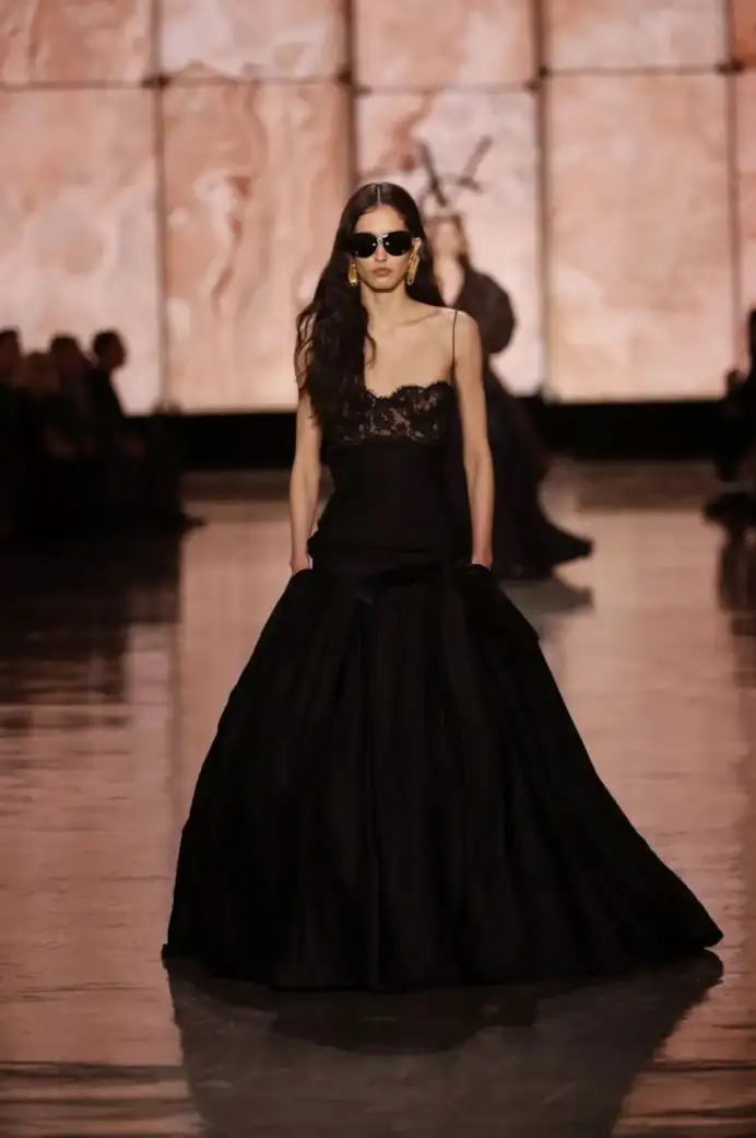Un look Saint Laurent fall-winter 2025/26 (ph Francesc Ten/MFF)