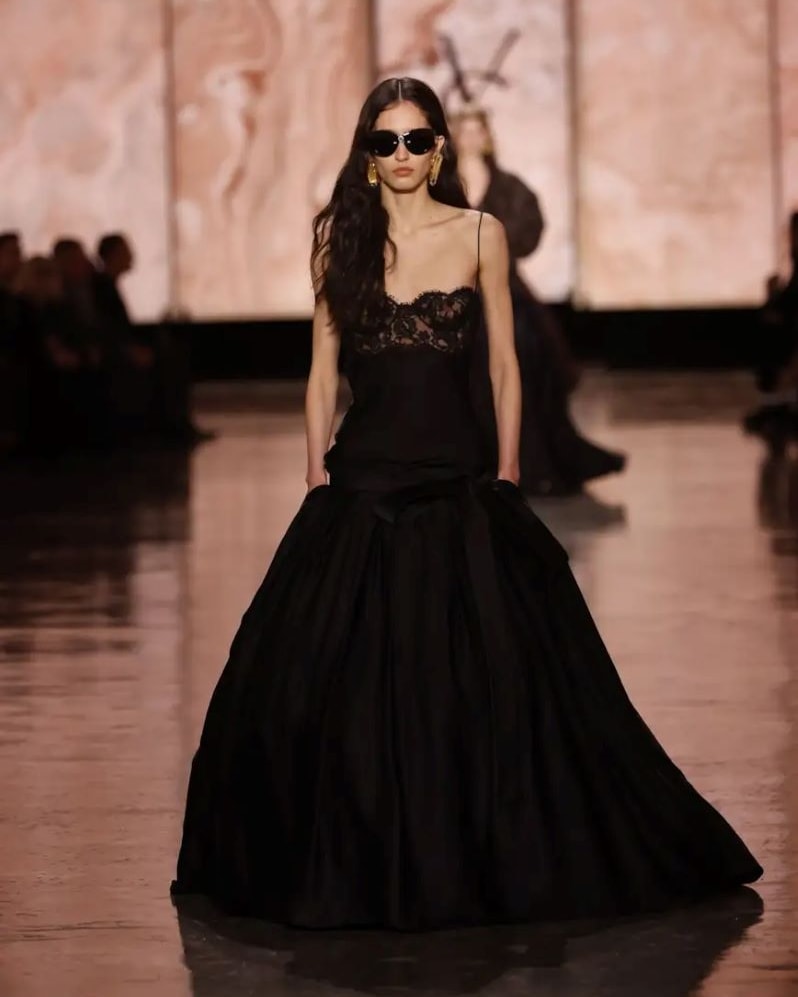 Un look Saint Laurent fall-winter 2025/26 (ph Francesc Ten/MFF)