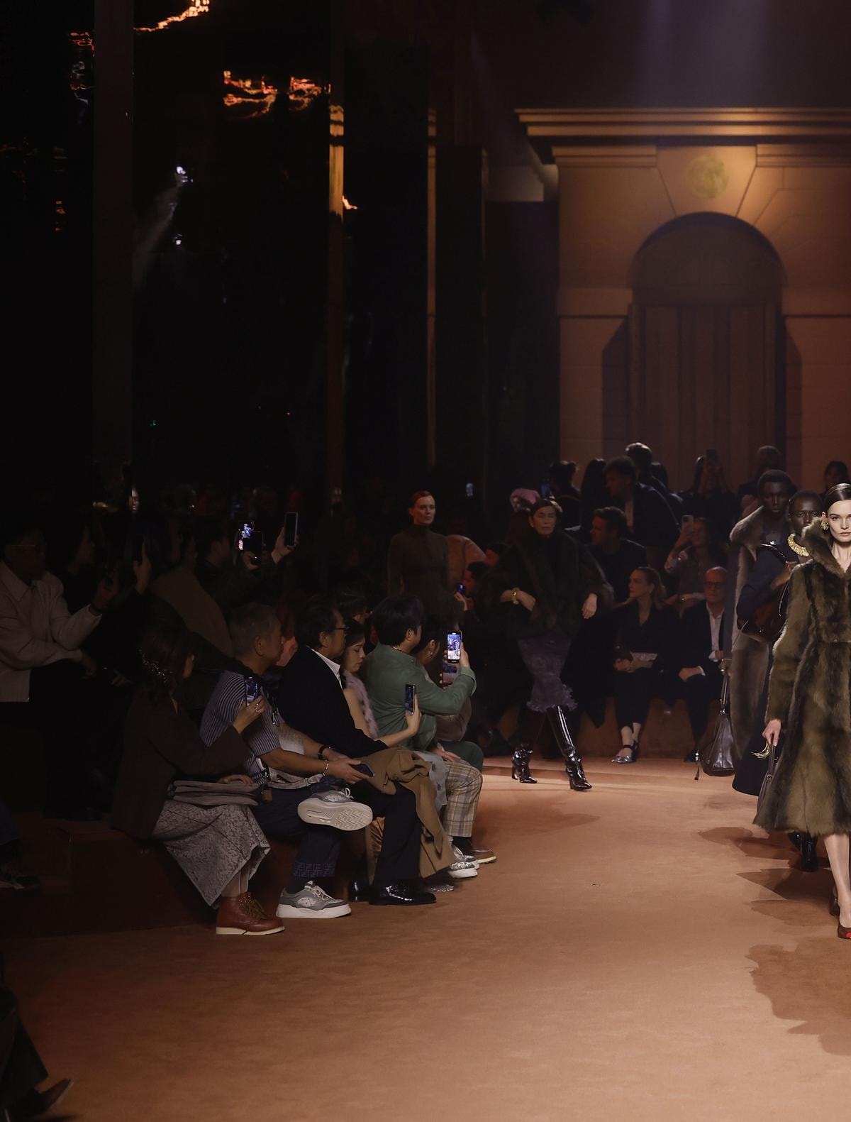 Il finale della sfilata Fendi fall-winter 2025/26 (ph. Francesc Ten/MFF)