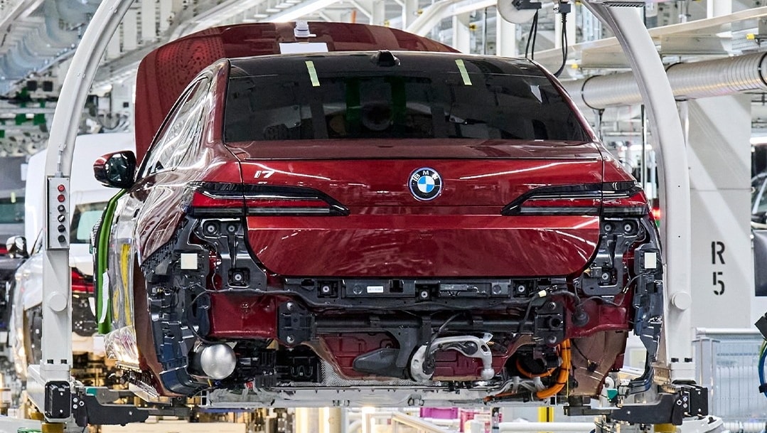 Bmw, l’utile 2024 crolla del 37%: pesano Cina e aumento dei costi. E ora i dazi possono farle male