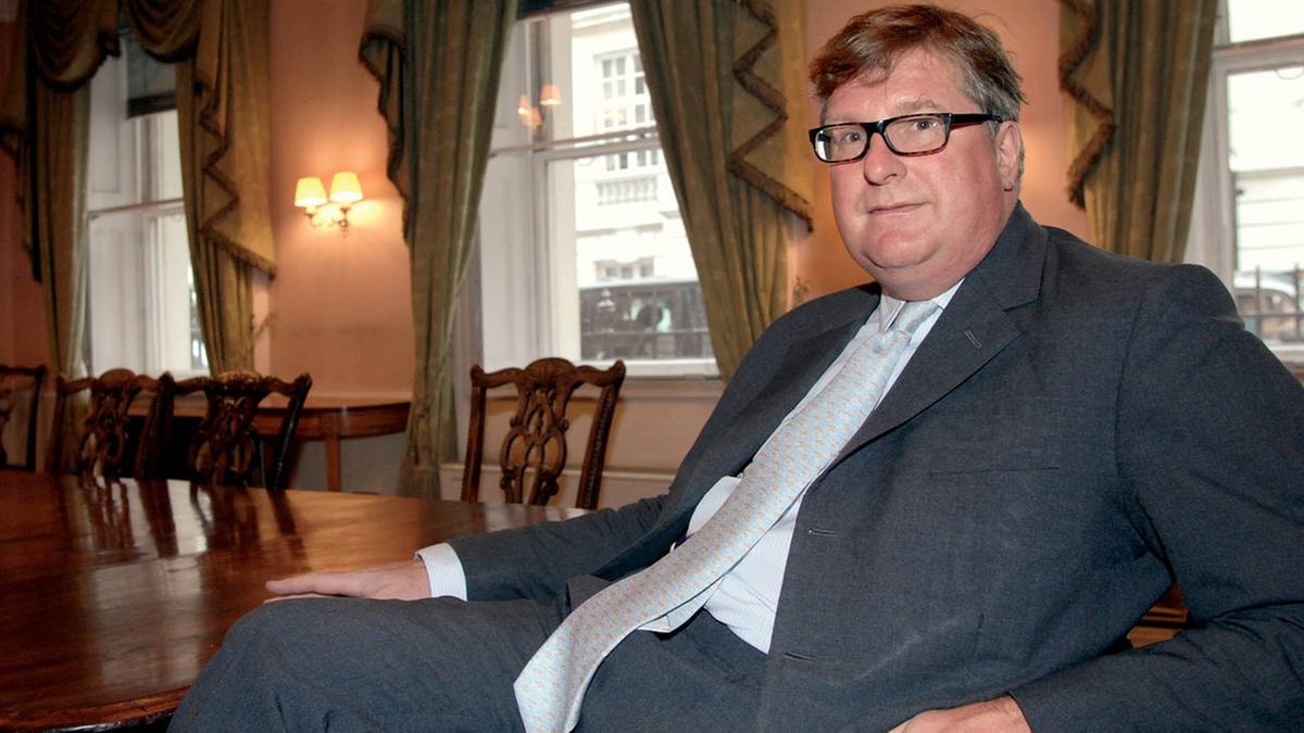 Londra, il finanziere Crispin Odey multato per 1,8 milioni di sterline e bandito dalla City: è tra i re degli hedge fund