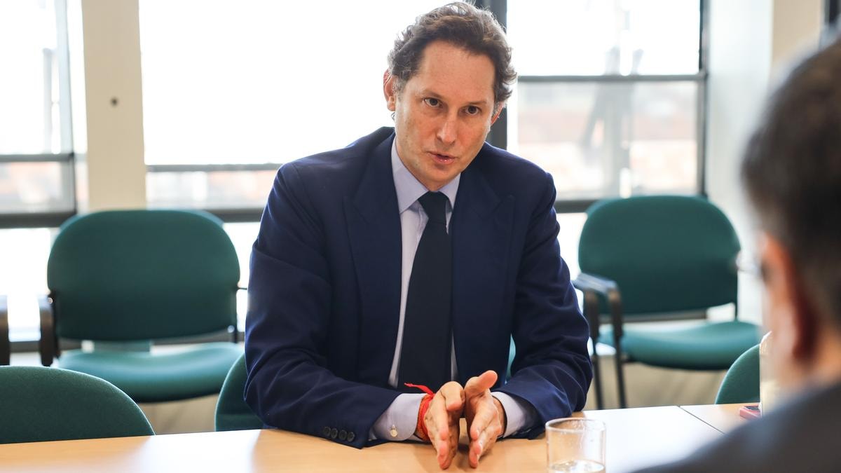 Stellantis, John Elkann incontra i vertici in Francia. Ora è atteso in Parlamento per il futuro del gruppo in Italia