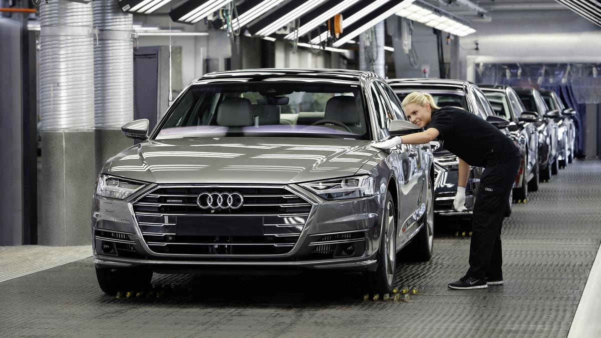 Audi annuncia il taglio di 7.500 posti di lavoro per risparmiare un miliardo l’anno. E ne investirà 8 in Germania