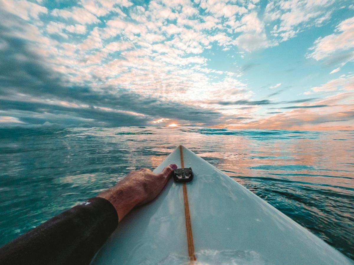 Surf in Italia. I 7 spot imperdibili per cavalcare l’onda perfetta (per surfisti di tutti i livelli)
