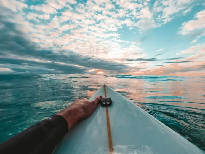 Surf in Italia. I 7 spot imperdibili per cavalcare l’onda perfetta (per surfisti di tutti i livelli)