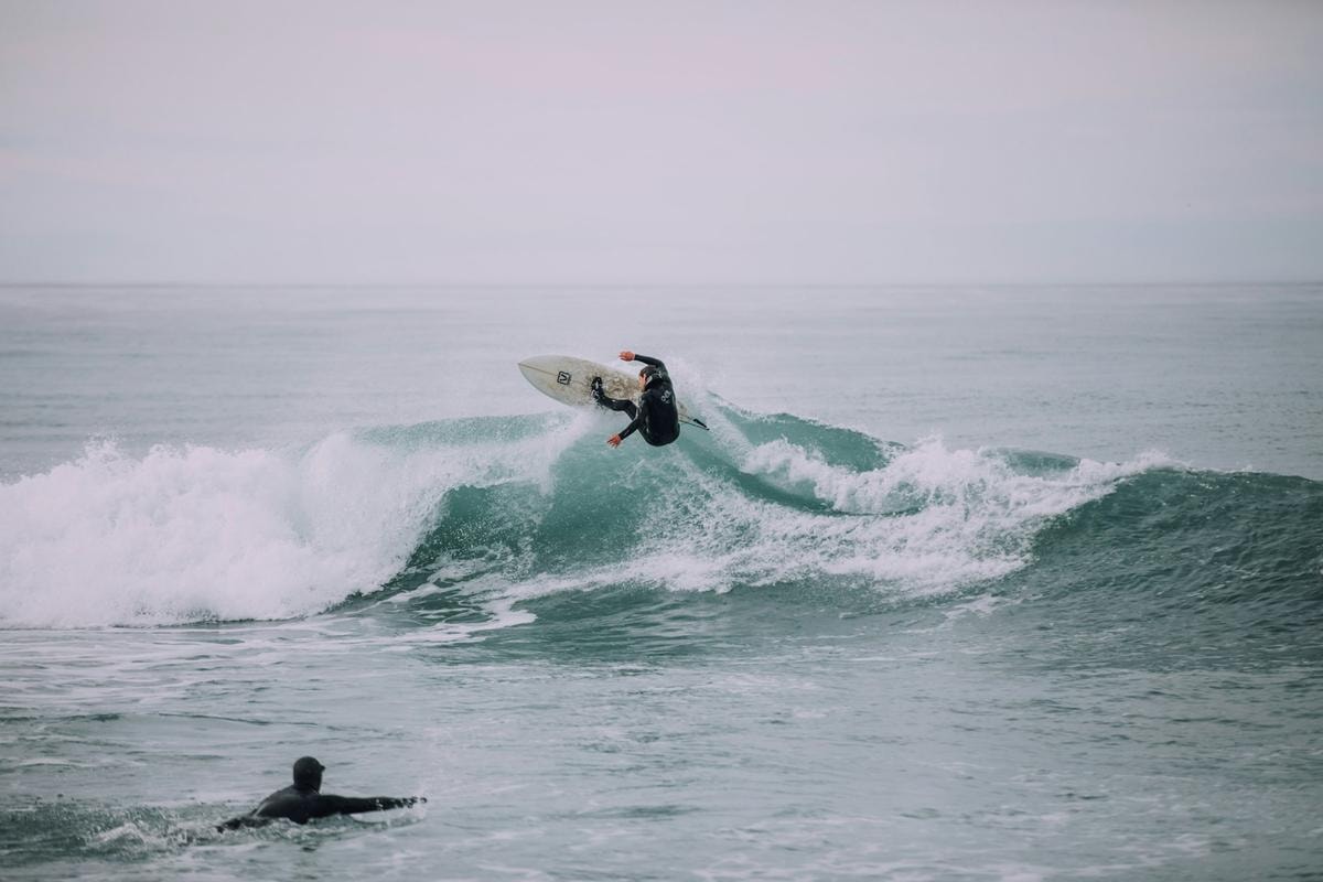 Surf in Italia. I 7 spot imperdibili per cavalcare l’onda perfetta (per surfisti di tutti i livelli)