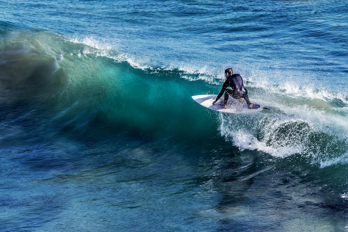 Surf in Italia. I 7 spot imperdibili per cavalcare l’onda perfetta (per surfisti di tutti i livelli)